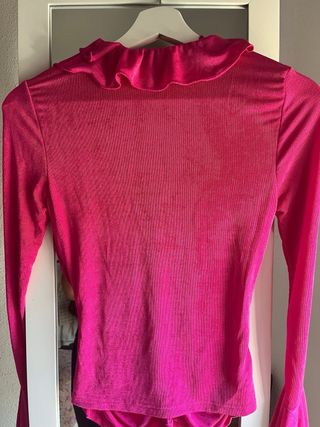 Blusa fucsia con volantes y fruncido