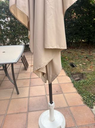 Mesa de jardín con sombrilla sin las sillas