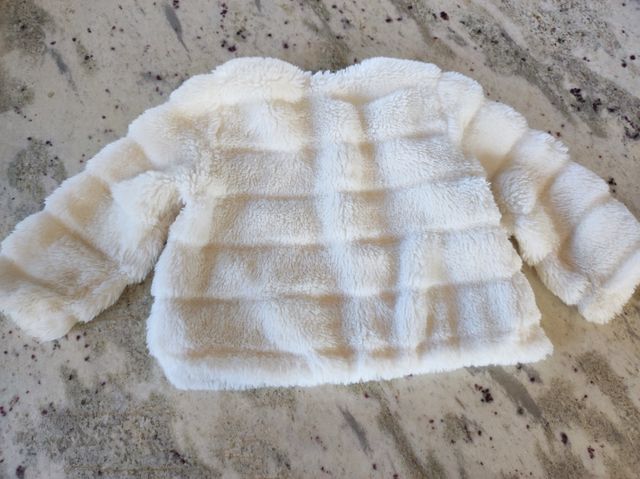 Chaqueta de bebé de pelo blanco