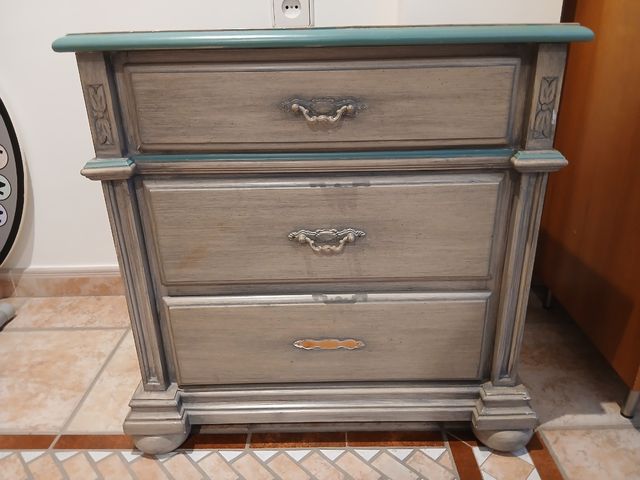 Mesita de noche y cómoda de madera