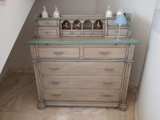 Mesita de noche y cómoda de madera