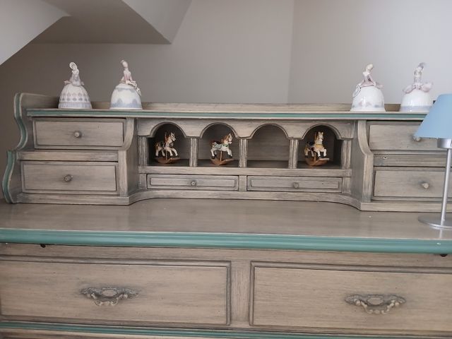 Mesita de noche y cómoda de madera