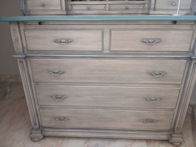 Mesita de noche y cómoda de madera