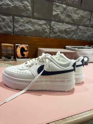Scarpe Nike bianche e blu