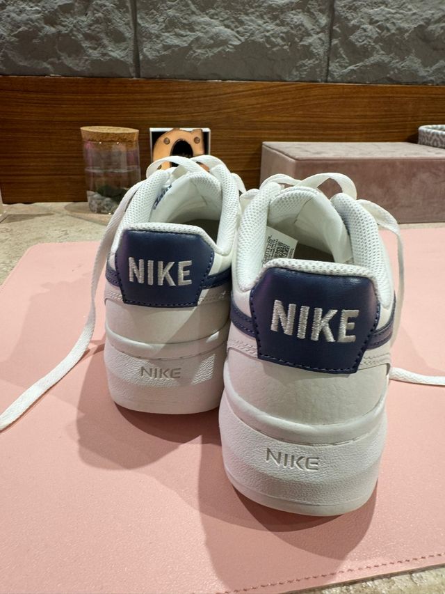 Scarpe Nike bianche e blu