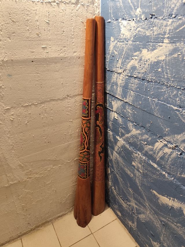 Dos didgeridos de madera