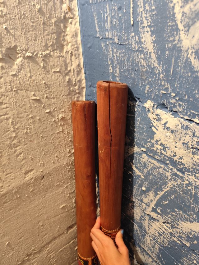 Dos didgeridos de madera