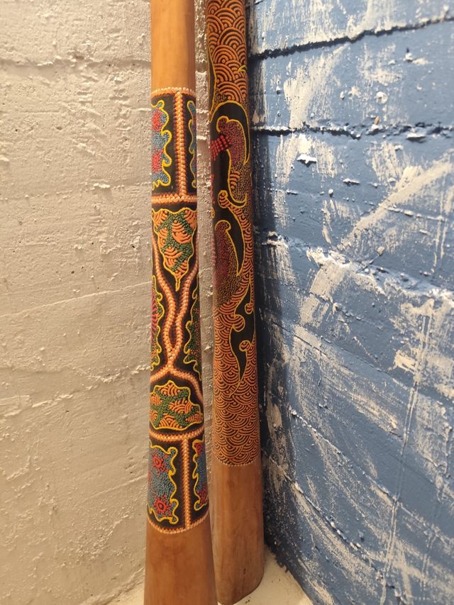 Dos didgeridos de madera