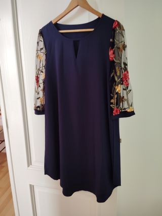 Vestido azul con mangas bordadas