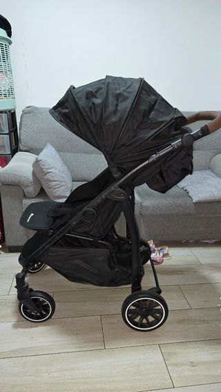 Carrito de bebé negro