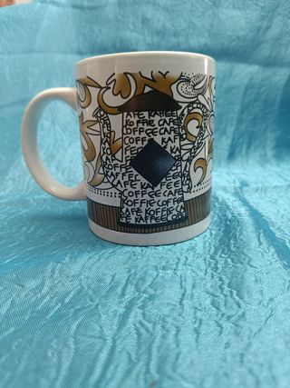 Taza de cerámica multicolor con diseño