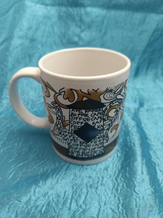 Taza de cerámica multicolor con diseño
