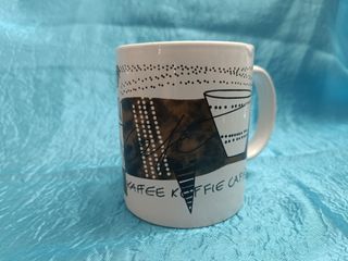 Taza de cerámica multicolor con diseño