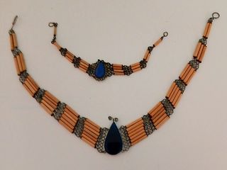 Collar y pulsera color beige y piedra azul