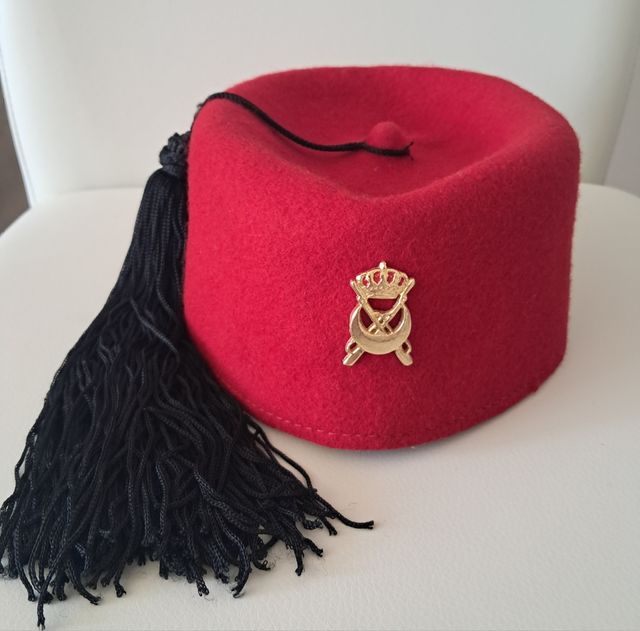 Tarbuch rojo con borla y escudo