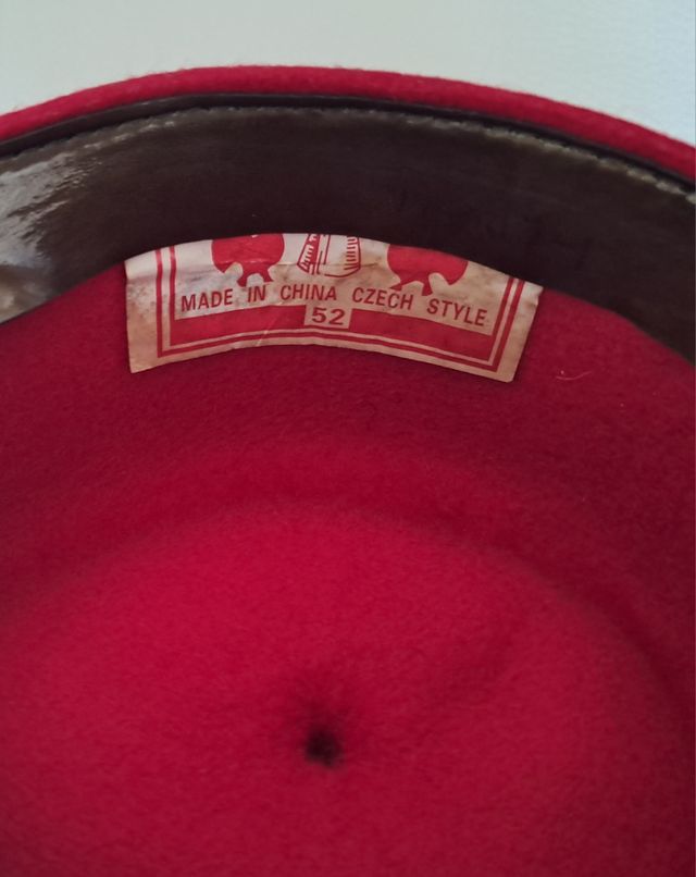 Tarbuch rojo con borla y escudo