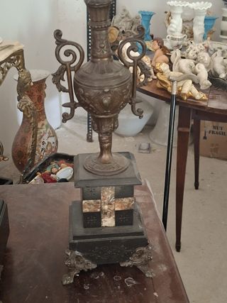 Candelabro antiguo de metal y mármol