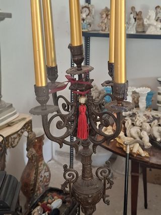 Candelabro antiguo de metal y mármol
