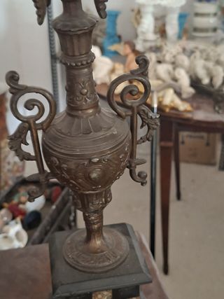 Candelabro antiguo de metal y mármol