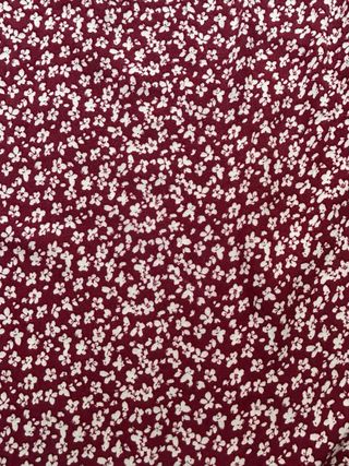 Falda midi floral con abertura