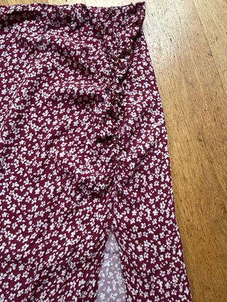 Falda midi floral con abertura