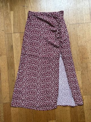 Falda midi floral con abertura