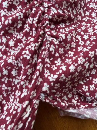 Falda midi floral con abertura
