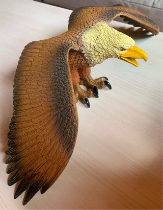 Águila de juguete grande