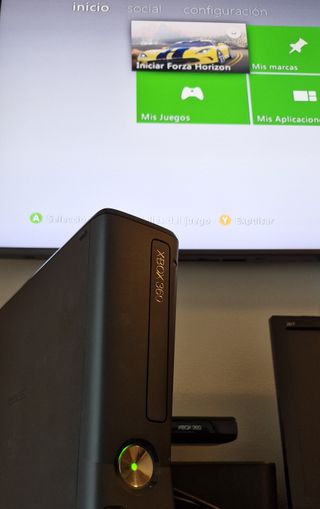 Consola Xbox 360 Slim 4 Gb Go 1 mando y 16 juegos