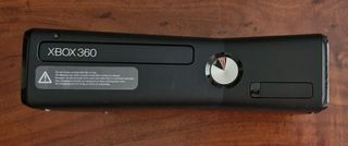 Consola Xbox 360 Slim 4 Gb Go 1 mando y 16 juegos