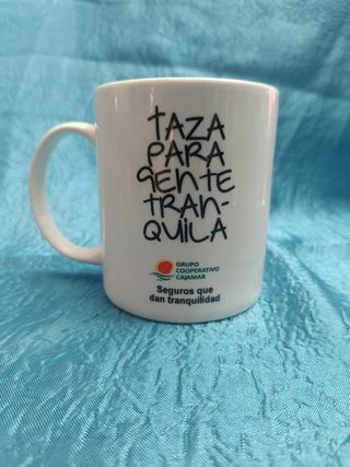 Taza blanca con cara sonriente