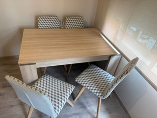 Mesa de comedor rectangular de madera con 4 sillas