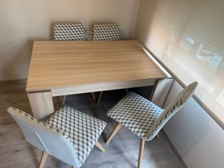 Mesa de comedor rectangular de madera con 4 sillas