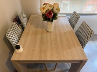 Mesa de comedor rectangular de madera con 4 sillas
