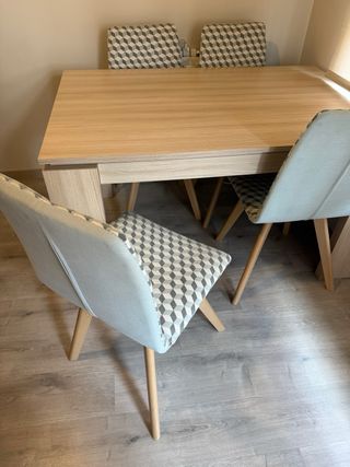 Mesa de comedor rectangular de madera con 4 sillas