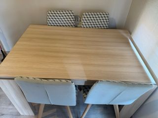 Mesa de comedor rectangular de madera con 4 sillas