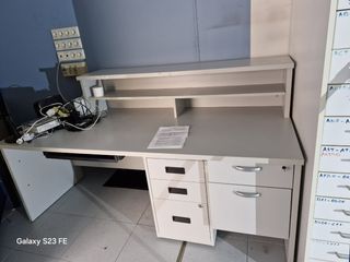 Scrivania da ufficio con ripiano e cassetti