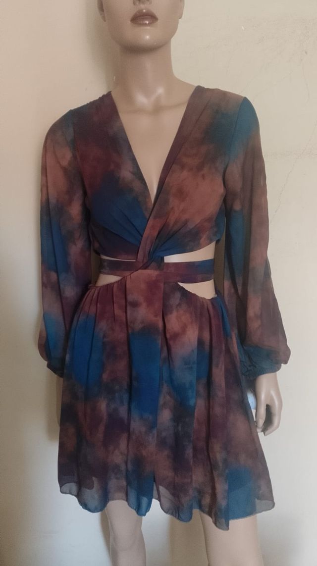Abito tie-dye con cut-out