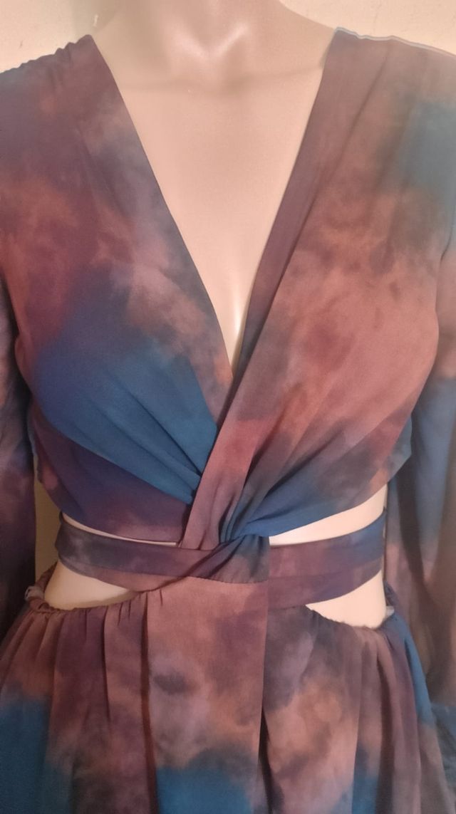 Abito tie-dye con cut-out
