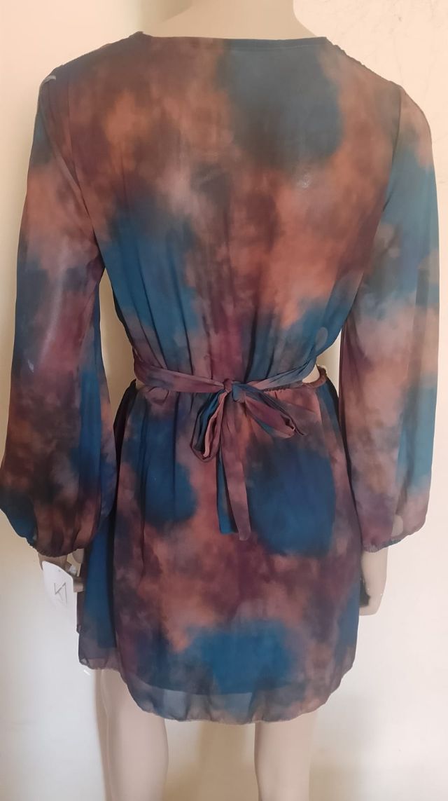 Abito tie-dye con cut-out