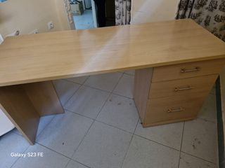 Escritorio de madera beige