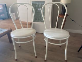 Cuatro Sillas blancas de metal