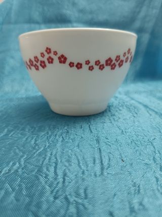 Tazón de porcelana con flores rojas