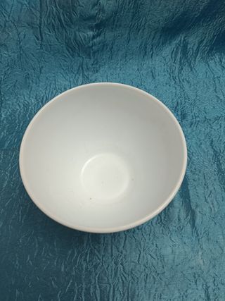 Tazón de porcelana con flores rojas