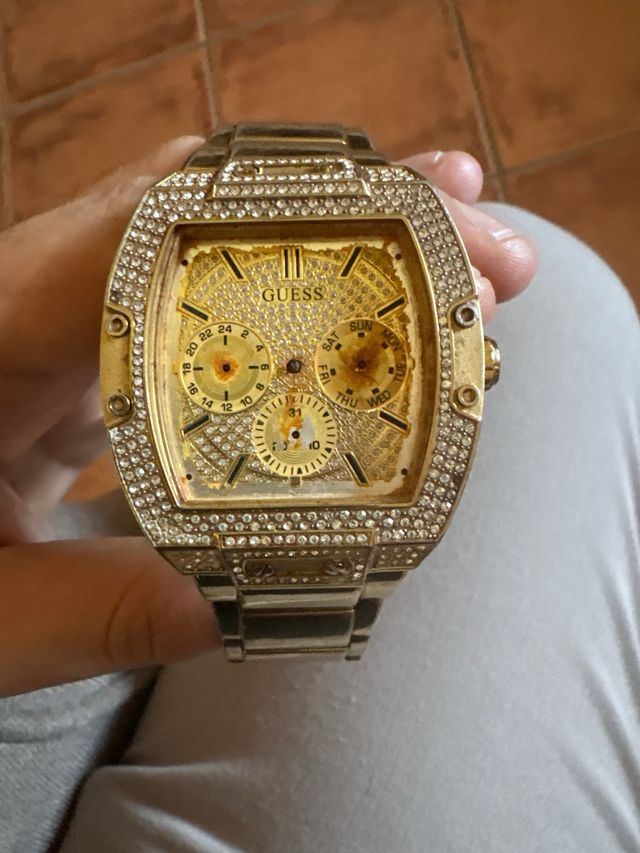 Reloj guess dorado roto