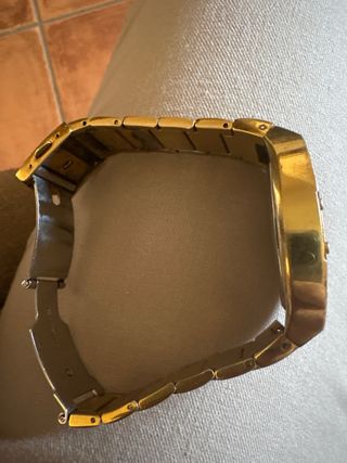 Reloj guess dorado roto 