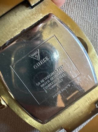 Reloj guess dorado roto 