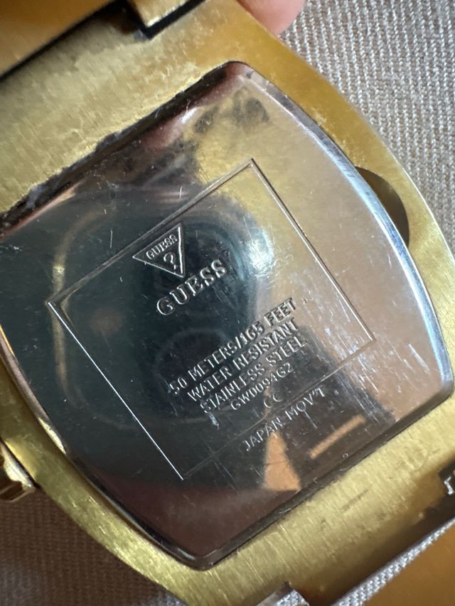 Reloj guess dorado roto
