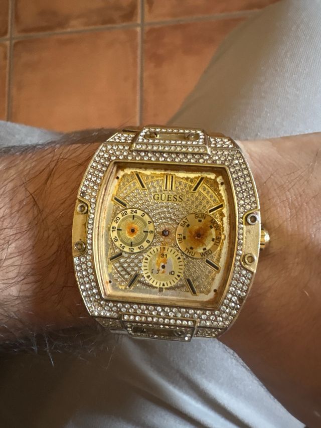 Reloj guess dorado roto