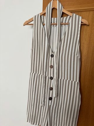 Mono de rayas beige y blanco